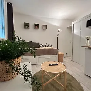 https://au-charme-des-carmes-t1-sur-cour-metro-a-b.midi-pyreneeshotels.com
